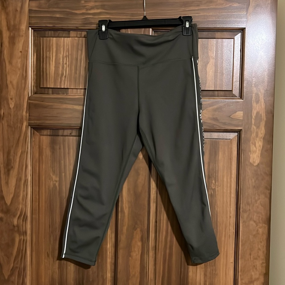 Zyia cropped leggings. NWOT. Size 12.